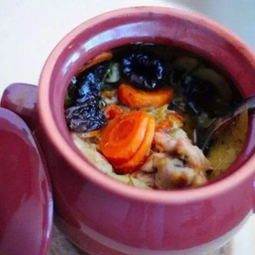 Жаркое из курицы с черносливом в горшочке