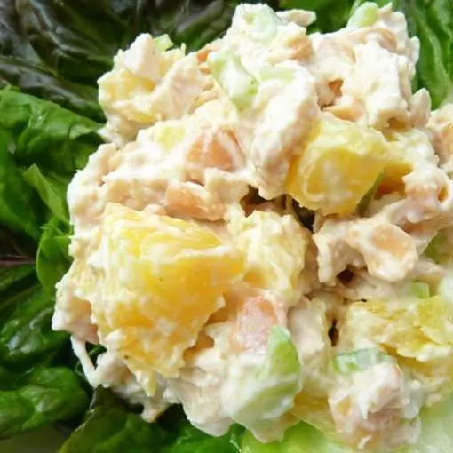Хрумкий салат з ананасами та куркою
