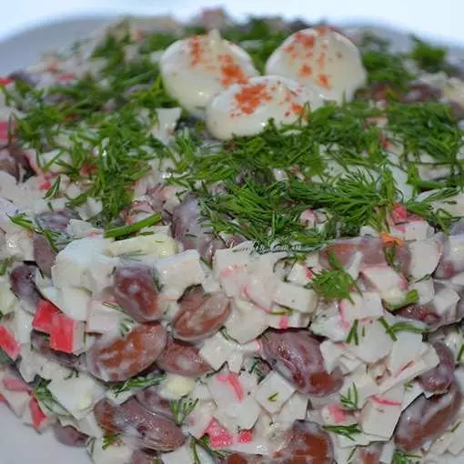 Швидкий салат з квасолею та крабовими паличками