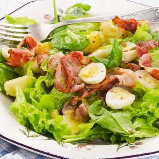 Теплый салат с беконом и яйцами