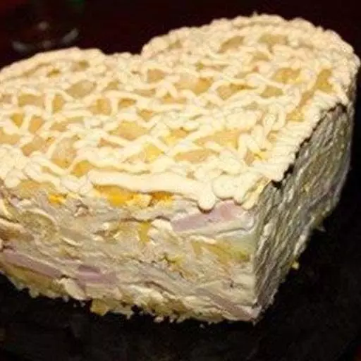 Листковий салат з шинкою та ананасами