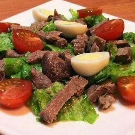 Салат с говядиной, помидорками и яйцами