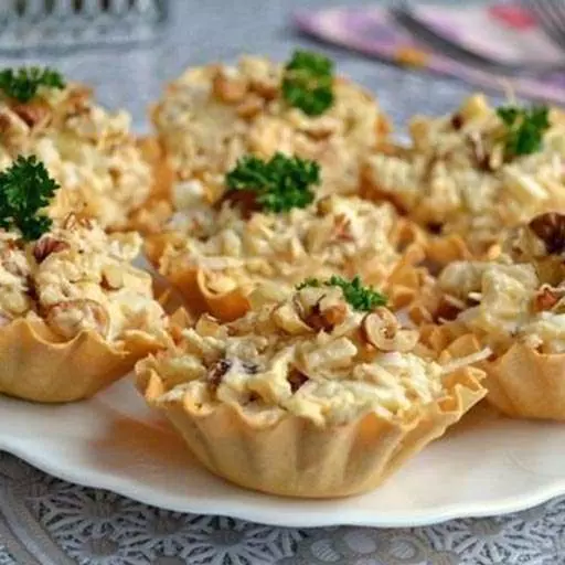 Салат з куркою та ананасом у тарталетках