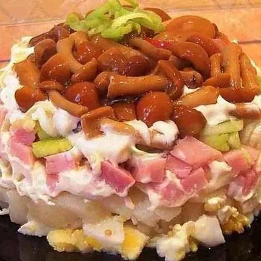 Салат з маринованими опеньками