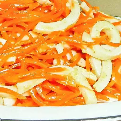 Морквяний салат із кальмарами