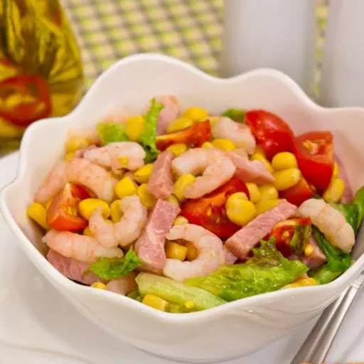Салат із креветками, кукурудзою та помідорами