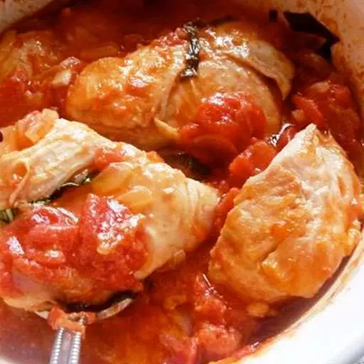 Нежная куриная грудка в томатном соусе