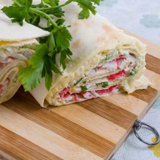 Рулет из лаваша с огурцом и крабовыми палочками