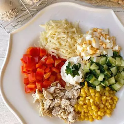 Салат з куркою та кукурудзою